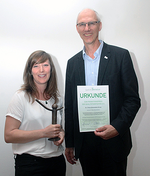 Dr. Sinja Alexandra Ernst erhielt den Promotionspreis der Qualitätsinitiative, übergeben von Jens Wagenknecht. (Foto: T. Lippelt)